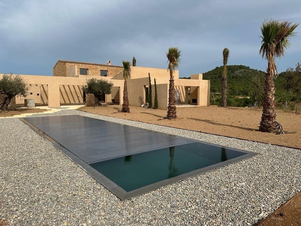 Piscina con cubierta automática Ingerclima cerrada en finca con palmeras